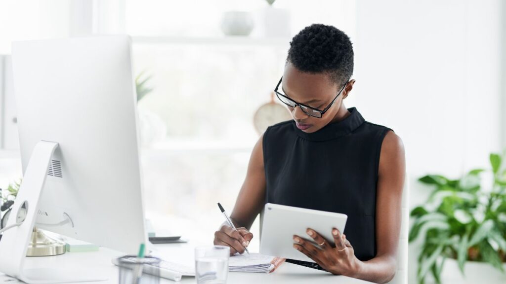 la création d'une plateforme de contenu afin de débuter en affiliation marketing repose sur des choix stratégiques, une compréhension approfondie de ton audience, la production de contenu de qualité, et une intégration transparente des liens d'affiliation.